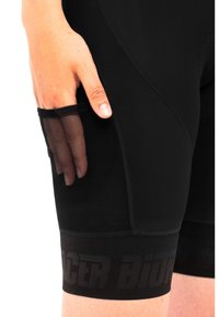 Zwarte sportshorts met een mesh zak aan de zijkant, voorzien van een logo band aan de onderkant. Glad materiaal met een nauwsluitend ontwerp.