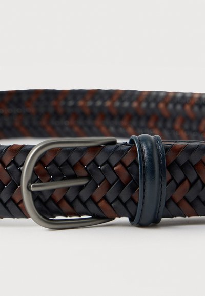 Ceinture en cuir tressé aux tons bleu foncé et marron avec une boucle en métal argenté, présentée sur fond blanc.