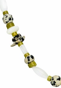 Perlenkette mit weißen, gescheckten beigefarbenen und grünen Steinen in verschiedenen Formen, darunter rund und oval. Glatte und strukturierte Oberflächen.