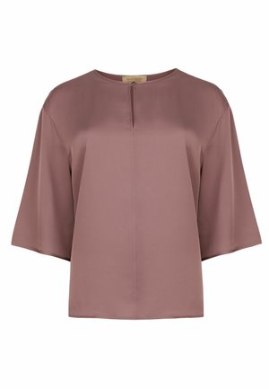 Lys lilla kortærmet bluse med rund halsudskæring og lille frontslids, lavet af glat, silkeagtigt stof.