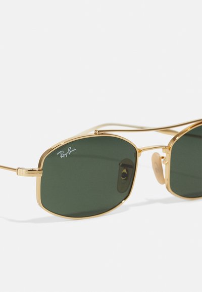 Lunettes de soleil en métal doré avec des verres verts, une monture rectangulaire et un design à double pont. Présente le logo Ray-Ban sur le verre gauche.