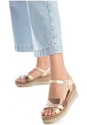 XTI, SANDALIA DE MUJER CON CUÑA  - ORO - Sandalias con plataforma - gold-coloured