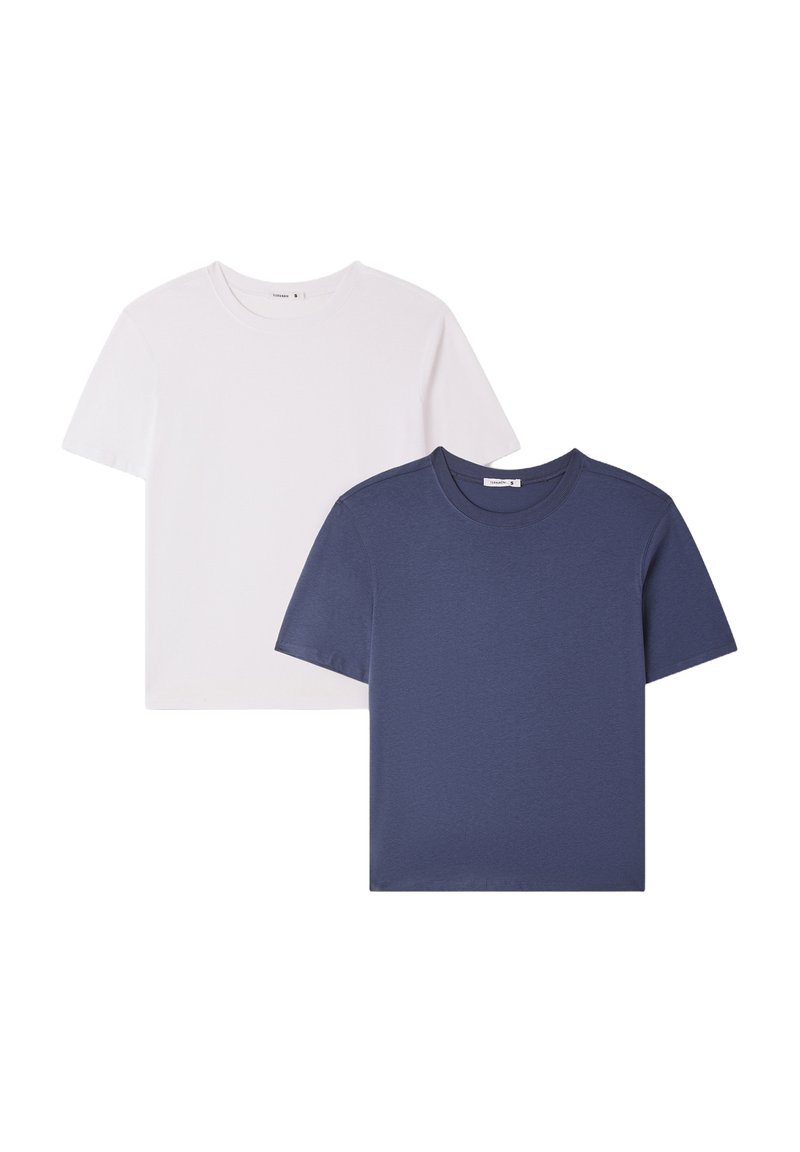 Dwa t-shirty z krótkim rękawem: jeden biały, drugi granatowy. Oba mają okrągły dekolt, wykonane są z miękkiego materiału o gładkiej teksturze. Brak widocznych wzorów lub elementów sprzętowych.