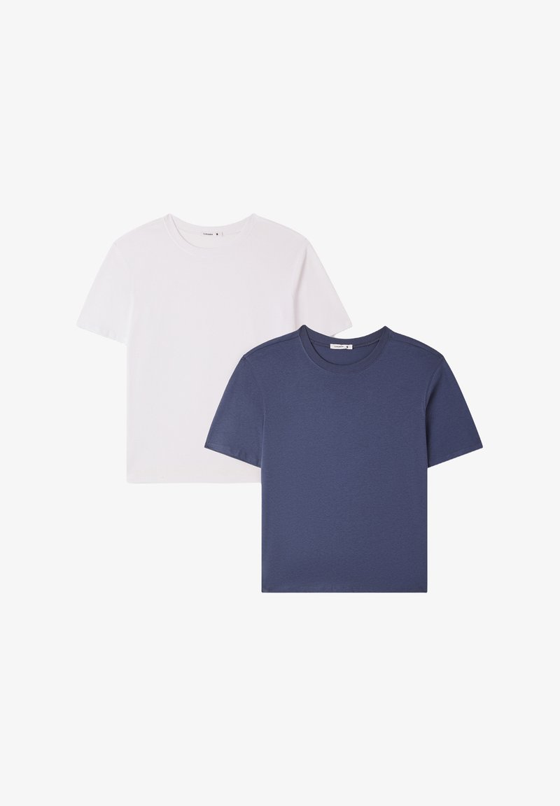 Dwa t-shirty z krótkim rękawem: jeden biały, drugi granatowy. Oba mają okrągły dekolt, wykonane są z miękkiego materiału o gładkiej teksturze. Brak widocznych wzorów lub elementów sprzętowych.