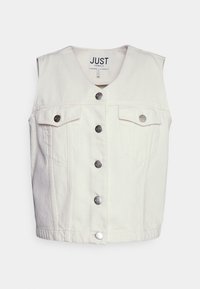 Jaqueta sem mangas de denim branco com fecho frontal de botões, dois bolsos no peito e uma textura subtil. Apresenta detalhes em metal prateado.