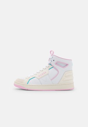 Witte hoge sneaker met beige en roze accenten, turquoise bies, geperforeerde neus en "GUESS"-logo op het zijpaneel, tegen een effen lichte achtergrond.
