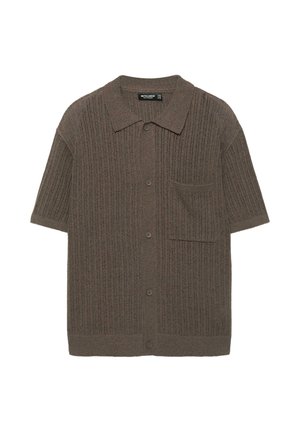 Braune, kurzärmelige Strickjacke mit Rippenstruktur, Knöpfen vorne, Kragen und einer Brusttasche.