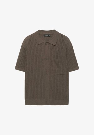 Braune, kurzärmelige Strickjacke mit Rippenstruktur, Knöpfen vorne, Kragen und einer Brusttasche.