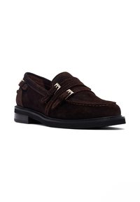 Mocassini in suede marrone con doppie fasce in pelle, dettagli in metallo argentato, punta arrotondata e suola bassa in gomma nera.