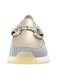 Sneaker mit einem Obermaterial aus goldfarbenem Leder, silbernen Hardware-Details, seitlichen Einsätzen aus Schwarz- und Weißnetz und einer Gummisohle mit einem durchsichtigen Absatz.