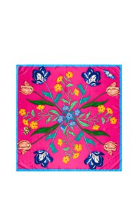 Foulard di seta con un motivo floreale su uno sfondo rosa vivace, fiori blu e gialli, e un bordo blu.