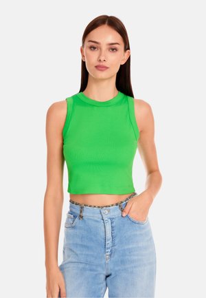 Green cropped tank top in ribbed fabric with a round neckline and sleeveless design, paired with light blue high-waisted jeans.