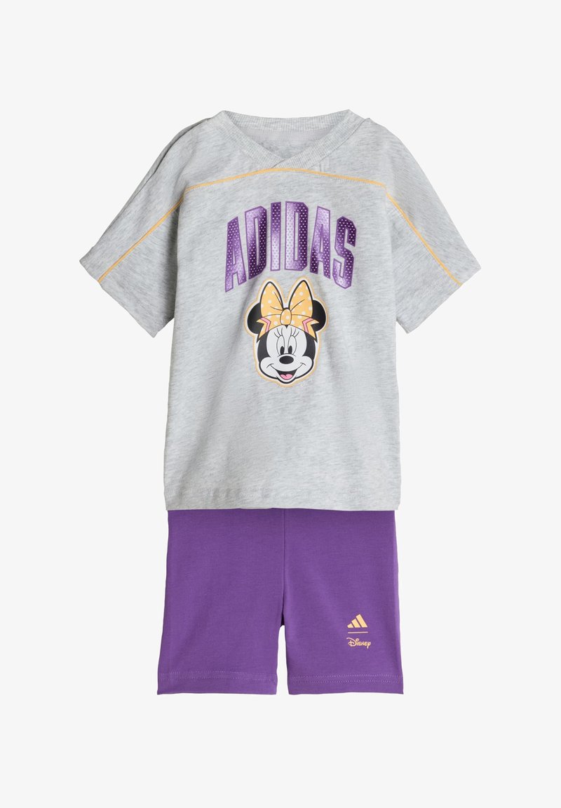 Szara koszulka z krótkim rękawem z fioletowym napisem "ADIDAS" i grafiką Myszki Minni; do tego fioletowe szorty z logo Adidas.