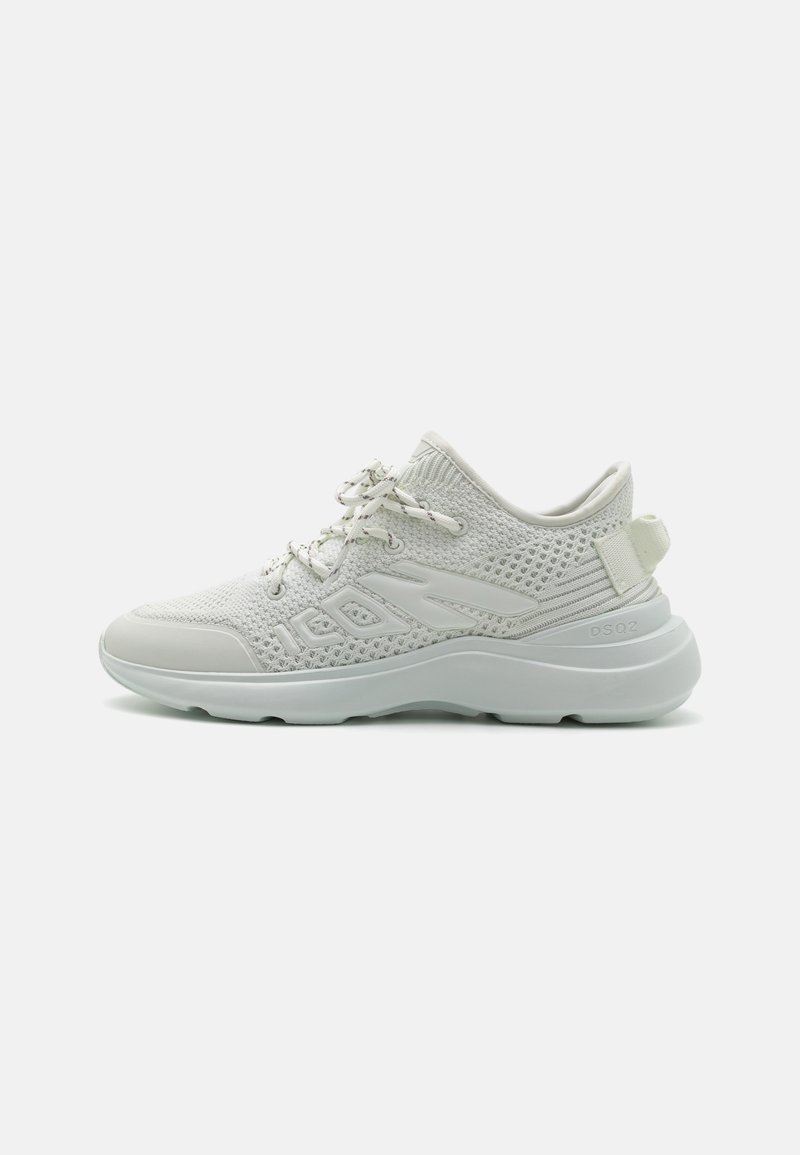 Witte sportieve schoen met een bovenwerk van mesh, ronde neus en gewatteerde kraag. Voorzien van elastische veters en een gestructureerde zool voor grip.