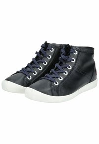 Zapatillas altas de cuero negro con suelas de goma blancas, cordones en color marino y ojales. Presentan una textura suave y detalles de costura sutiles.