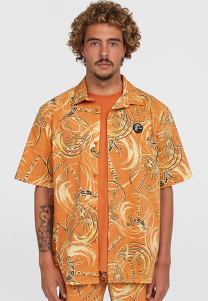 Korte mouwen shirt in oranje met een spiraalpatroon, voorzien van zwarte accenten en een logo patch. Gemaakt van lichtgewicht stof, met een textuurprint.