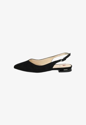 Sorte ruskinds slingback flade sko med spids tå, åbne sider og en lille hæl. Justerbar ankelrem med en metallisk spænde.