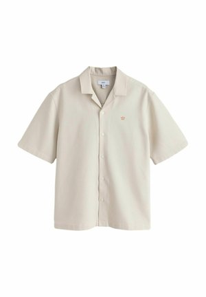 Beżowa koszula na krótki rękaw z guzikami, kołnierzem typu camp oraz małym pomarańczowym logo korony na lewej piersi.