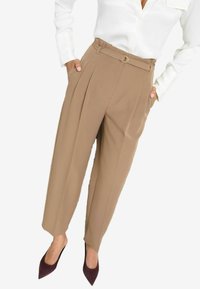 REGULAR FIT - TAPERED - Kalhoty - neutral