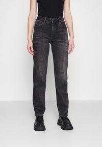 Vaqueros de mezclilla negra con cintura alta, pierna recta y costuras visibles. Tienen bolsillos frontales y un cierre con botones.