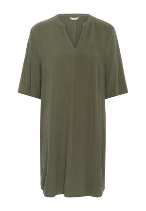 Robe olive ample avec manches jusqu'au coude et petit col en V.