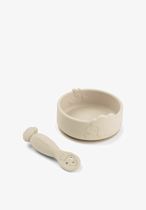Beige silikoneskål med fåredesign og sommerfugledetaljer, kombineret med en matchende ske med et håndtag formet som en jordbær.