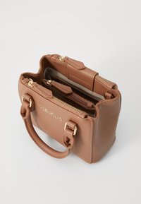 Pruun nahast käekott kuldsete detailidega, struktureeritud kuju, ülemised käepidemed ja mitmed lukuga taskud. Esiküljel on logo.