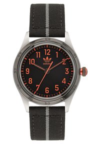 Svart analog klocka med klockhus i rostfritt stål, orange timmarkeringar, svart urtavla och ett textilarmband med grå och vit rand.