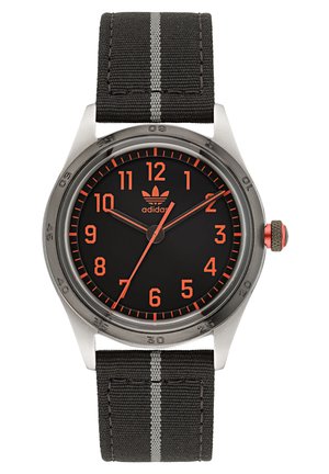 Montre analogique noire avec un boîtier en acier inoxydable, marqueurs d'heure orange, cadran noir et bracelet en tissu avec une rayure grise et blanche.