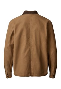 Chaqueta marrón de manga larga con un cuello de un marrón más oscuro, puños con botones y una costura central que baja por la espalda.
