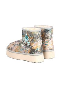 Botines cortos en material texturizado multicolor con un acento de estrella adornado con rhinestones azules. Suela de color crema, interior de felpa.