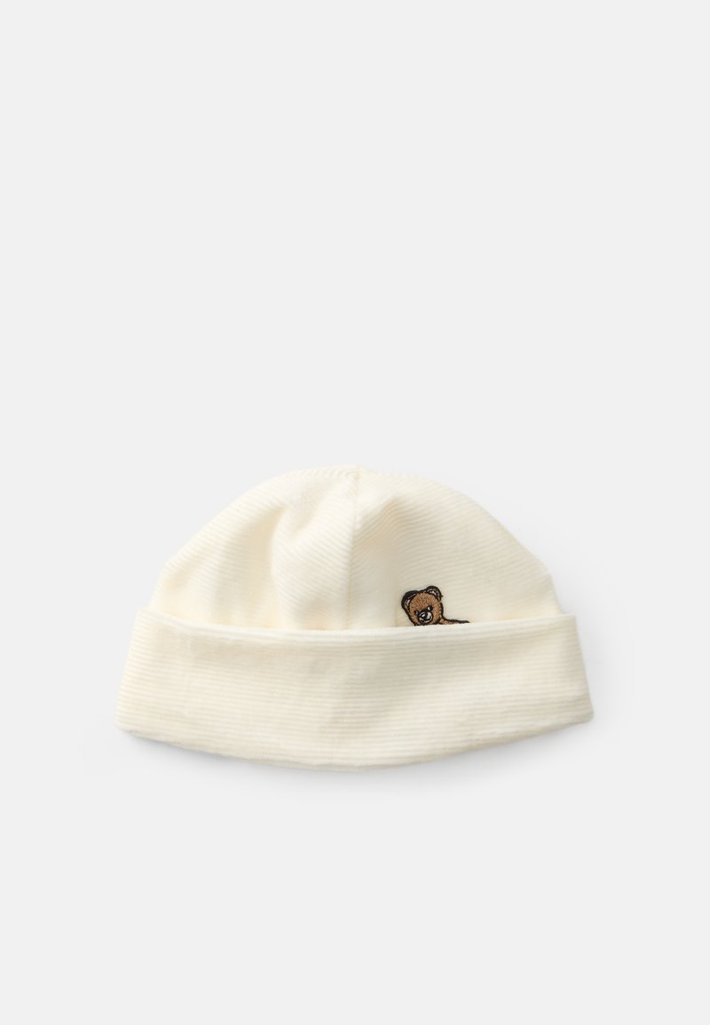 Hvid ribbet hue med foldet kant, prydet med et lille broderet bjørneansigt foran. Blød tekstur, enkelt design.