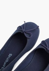 Tummansininen kangasbalettikengät, joissa on pyöreä kärki ja koristeellinen nauha. Pehmeä kangasmateriaali ja pehmustettu sisäpohja.