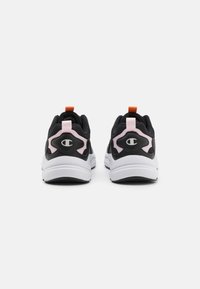 Sneaker in mesh e materiale sintetico nero con accenti rosa, suole bianche e un tassello arancione a contrasto. Presentano il logo sul tallone.