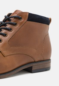 Pier One LEATHER - Stivaletti stringati - brown