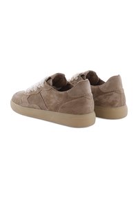 Braune Wildledersneaker mit strukturierter Oberfläche, ausgestattet mit einem cremefarbenen gewebten Schnürsenkelakzent und einer Gummisohle. Rundliche Form, minimalistisches Design.
