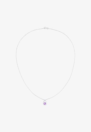 Sudraba ķēdes kaklarota ar asaras formas piekariņu, kurā centrā ir purpura dārgakmens, demonstrējot elegantu, minimālistisku dizainu.
