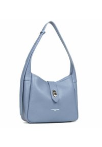 Sac à portée d'épaule en cuir bleu clair avec une texture lisse, un rabat central avec quincaillerie en argent et une bandoulière réglable.