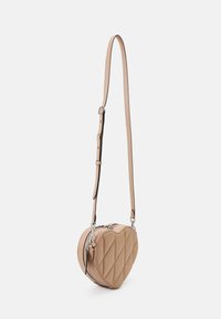 COACH QUILTED HEART  - Torba čez telo - buff