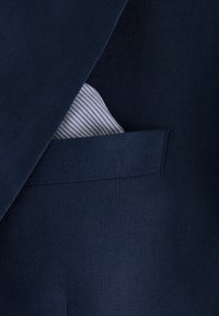 Taschenbereich eines navyblauen Anzugsakos mit einem ordentlich gefalteten weiß- und navyblauen gestreiften Taschentuch.