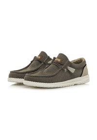 Zapatos de tela trenzada marrón con forro suave, suela blanca y un pequeño acento amarillo cerca del talón. Presentan un sutil patrón gris.