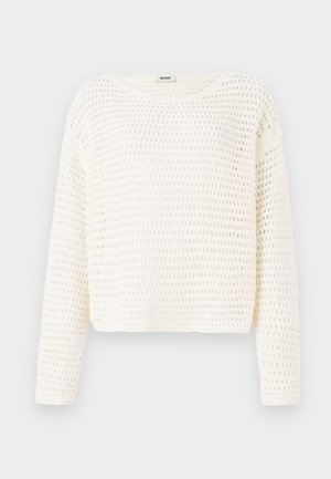 Maglione bianco accorciato con una trama a maglia aperta e morbida e maniche lunghe. Presenta una scollatura ampia e una vestibilità rilassata.