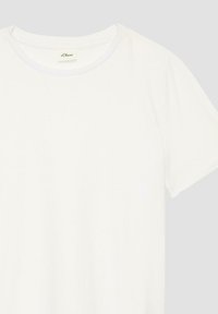 Schlichtes weißes Kurzarm-T-Shirt mit Rundhalsausschnitt und kleinem s.Oliver-Label am Hals auf grauem Hintergrund.