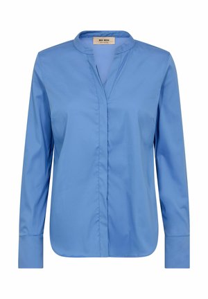 Hellblaue Bluse mit langen Ärmeln, Stehkragen und verdeckter Knopfleiste, aus glattem Stoff, auf weißem Hintergrund dargestellt.