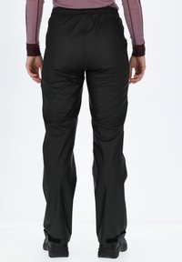 Pantaloni da esterno neri, leggeri, con vita elastica, caratterizzati da una texture liscia e affusolata e un design a gamba dritta.