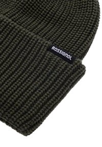 Zielona dzianinowa czapka beanie o miękkiej, teksturowanej fakturze i złożonym mankiecie, na którym znajduje się czarna metka z białym napisem "ROSSIGNOL".