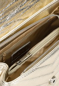 Borsa a tracolla metallica dorata con finitura testurizzata, dotata di diversi scomparti con cerniera e chiusura a scatto magnetico.