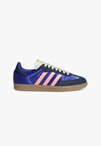 Sneakers Adidas Samba en bleu et rose, avec une pointe en suède texturé, une tige en satin, et une semelle en caoutchouc coloris gomme avec trois rayures roses sur le côté.