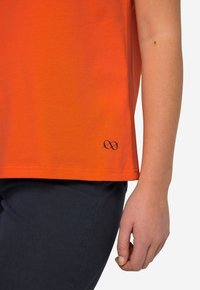 LAURASØN KLEINER KNOTEN V-AUSSCHNITT HALBARM - T-shirt basic - bright orange