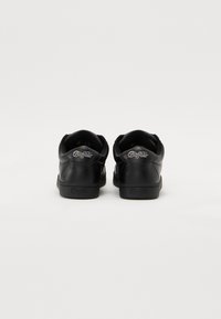 Sneaker nere con tomaia in pelle texturizzata, caratterizzate da un profilo basso, punta arrotondata e suola in gomma con marchio sul tallone.